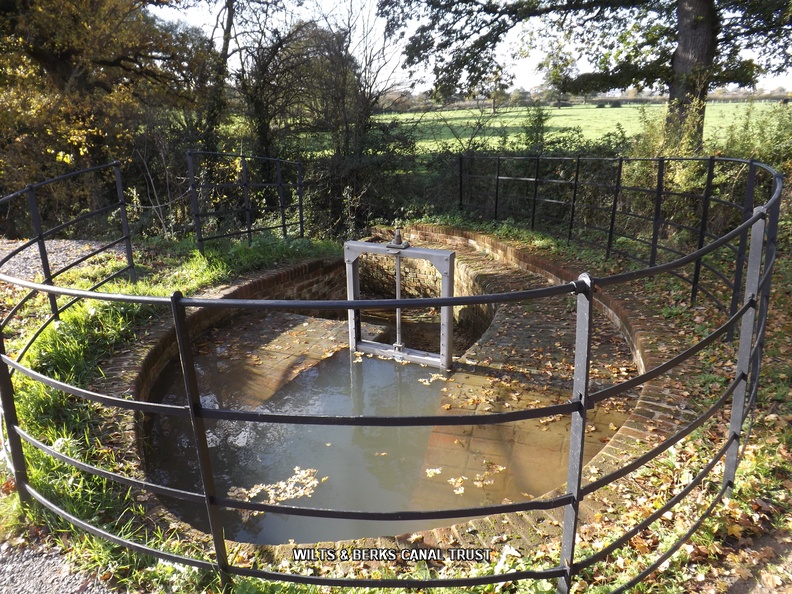 050_DSCF1272_Pewsham_bottom_lock_horse_shoe_spill_weir.JPG