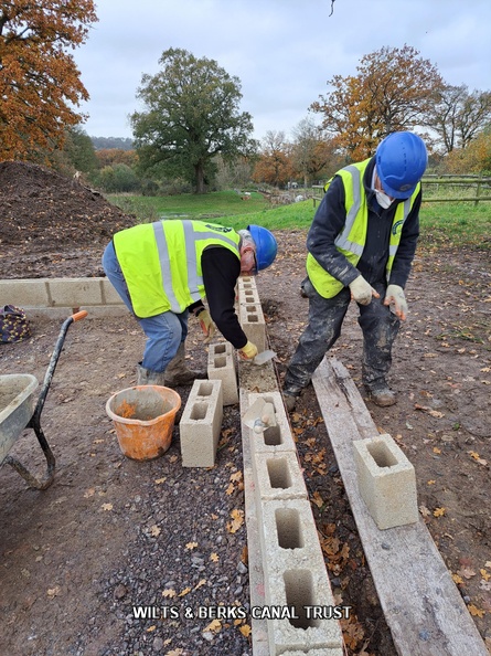 11 Nov 04b - Laying the blocks.jpg