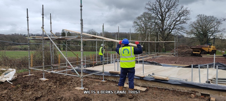 01 Jan 04e - Erecting scaffolding.jpg