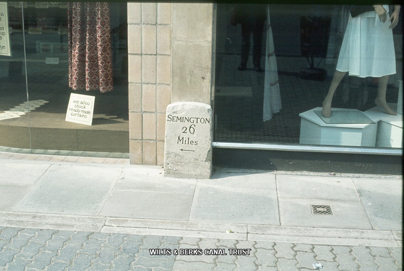 130 Swindon milepost 1977.jpg
