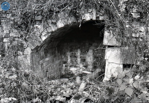 048637E (199 visits) Image credit: RCHS. 1964, Paddle gear recess Pewsham bottom lock. 048637E