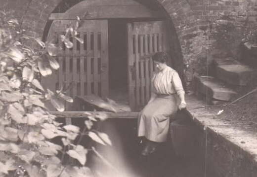 Coate water reservoir outlet